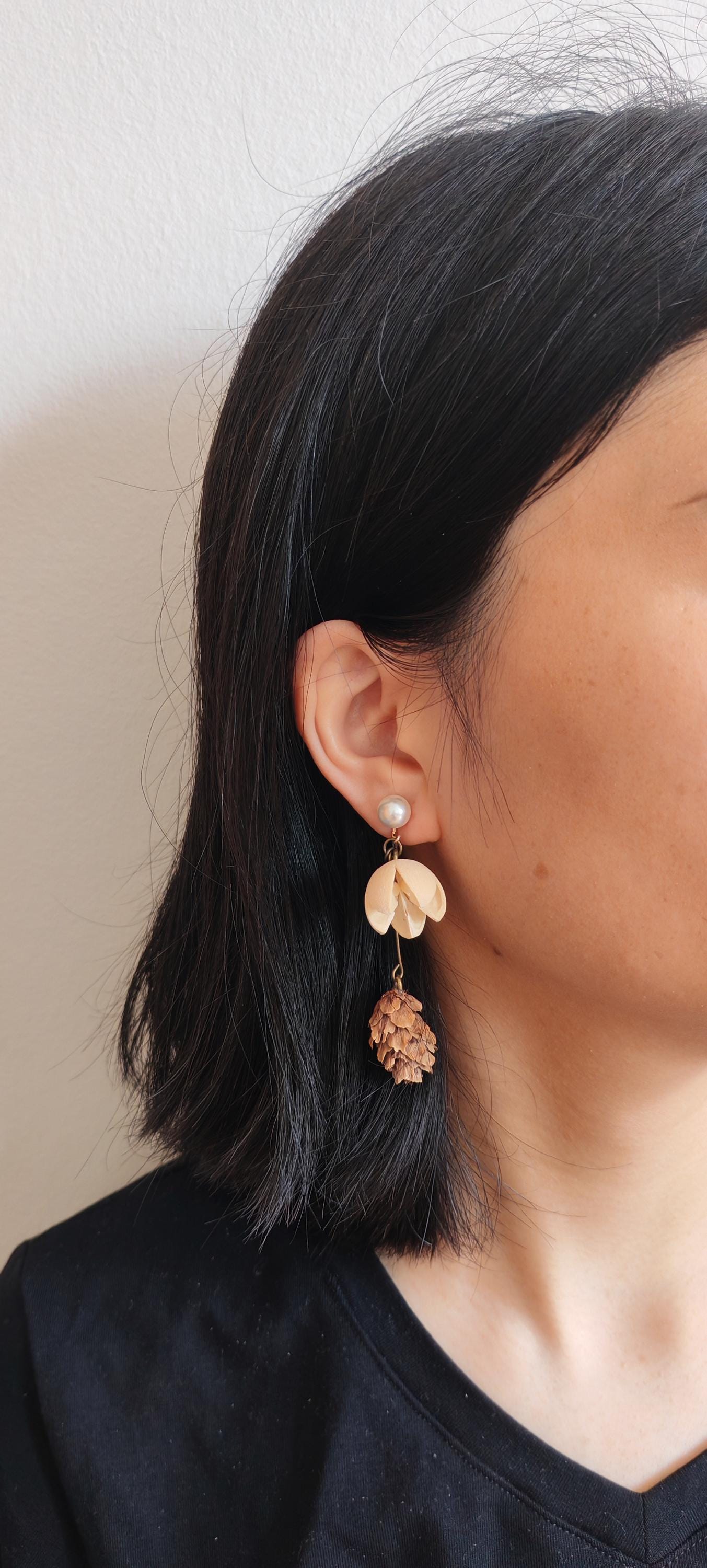 Real Pine Cones & Spindle Tree Earrings; Handmade Earrings Made From Real Plants; Botanical Jewelry Natural Materials Real Pine Cones & Spindle Tree Earrings; Handmade Earrings Made From Real Plants; Botanical Jewelry Natural Materials von JanaUndJan