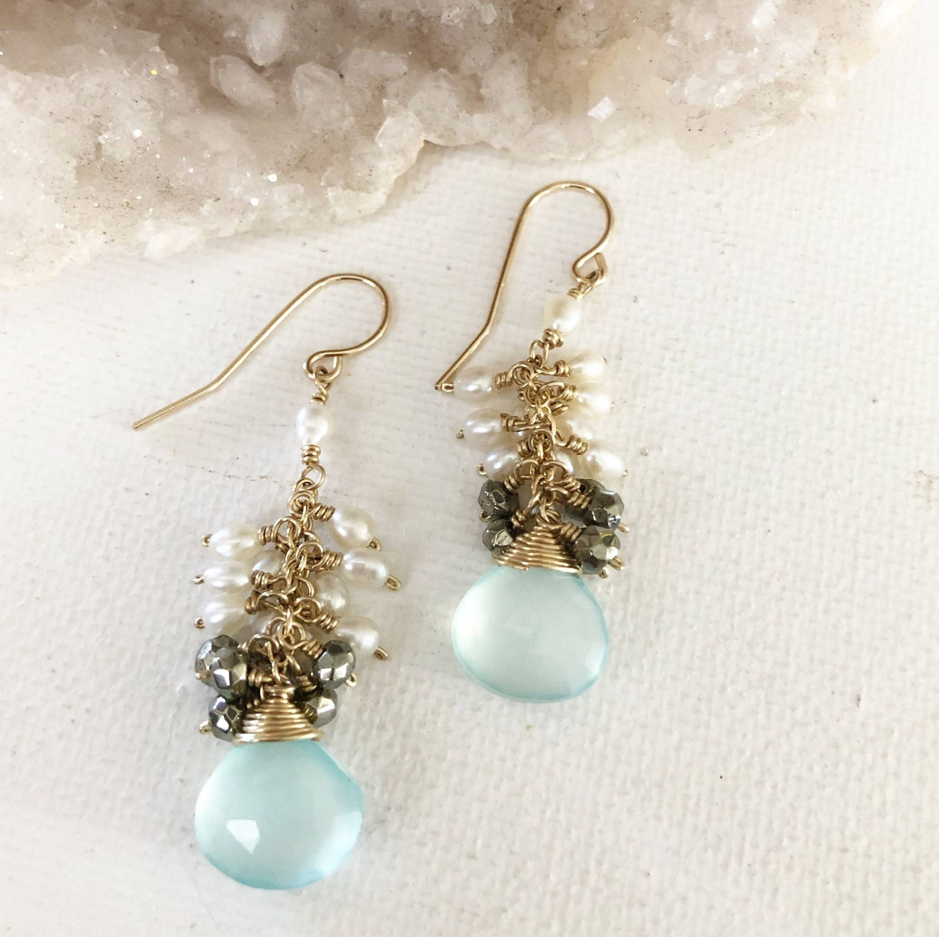 Aqua Chalcedon Mit Mini Perlen Und Pyrit Cluster Tropfen Ohrringe in 14K Gold Filled von Janaluxe
