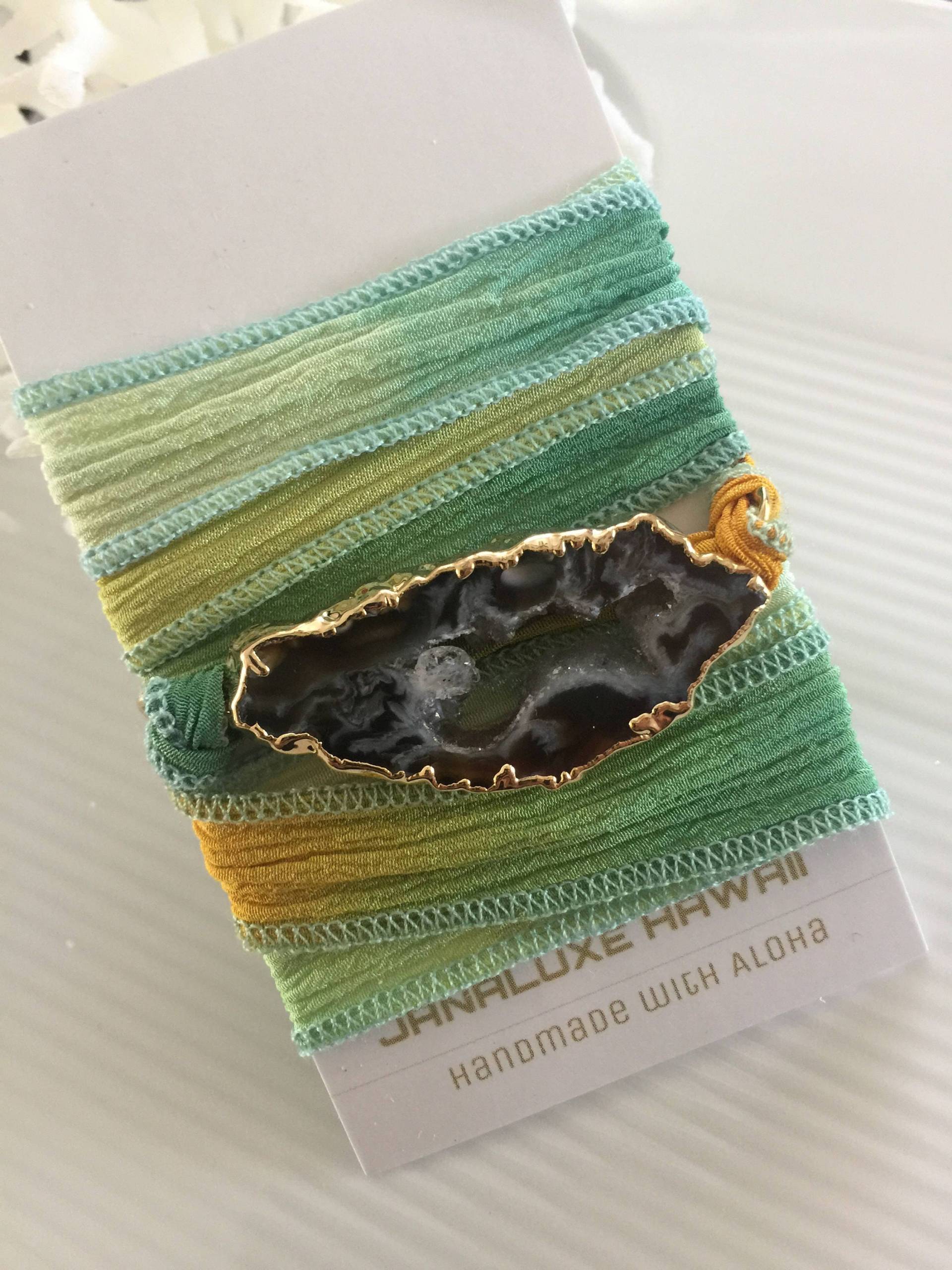 Boho Wickelarmband Aus Seide Boho Wickelarmband Aus Seide von Janaluxe