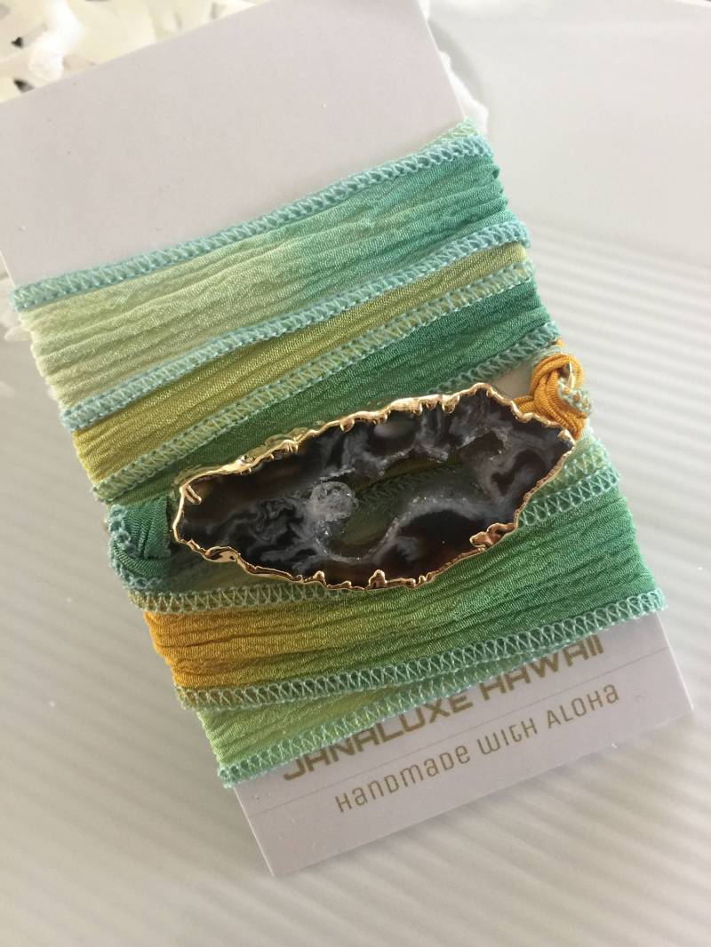 Boho Wickelarmband Aus Seide Boho Wickelarmband Aus Seide von Janaluxe