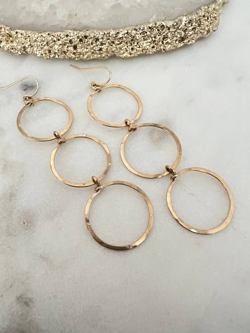 Dreifach Runde Creolen Aus 14K Gold Filled Dreifach Runde Creolen Aus 14K Gold Filled von Janaluxe