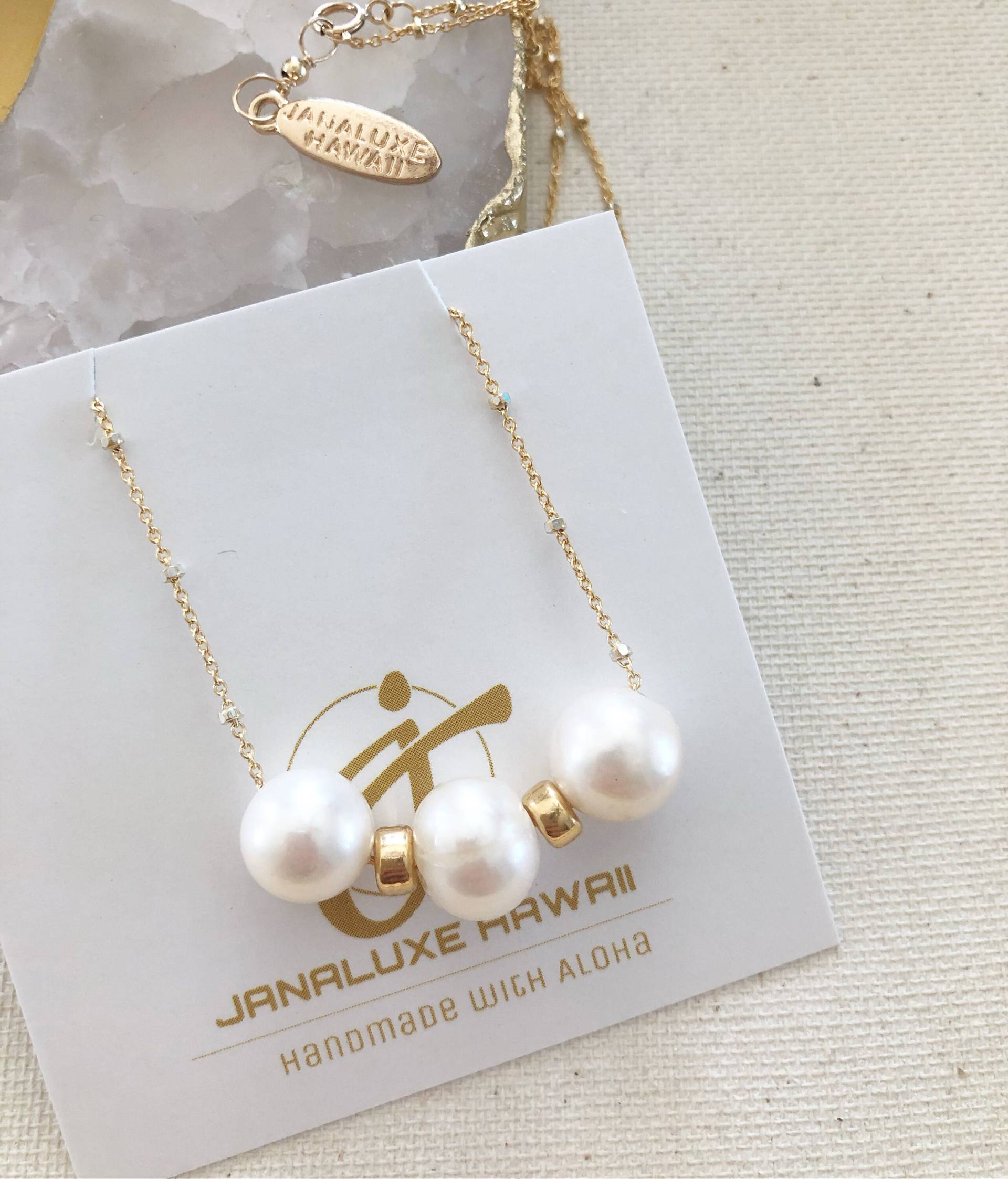 Dreifache Weiße Edison Perlenkette in 14K Gold Filled von Janaluxe