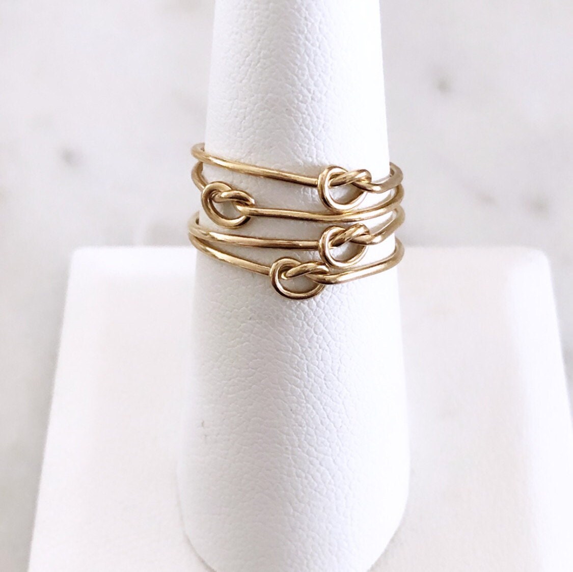 Liebesknoten Ring in 14K Gold Filled von Janaluxe