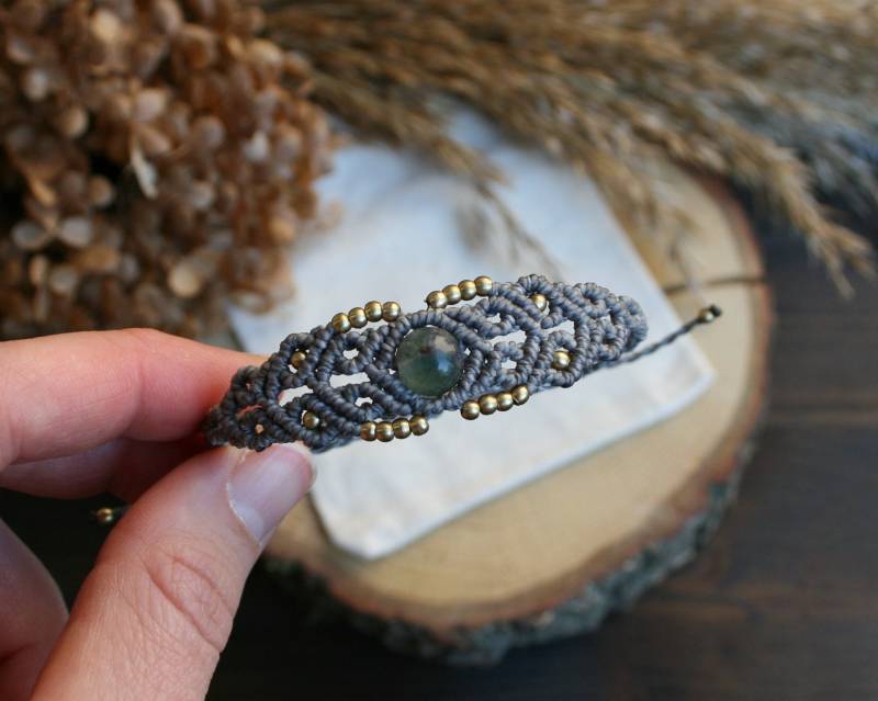 Makramee Armband Mit Fluorit Edelstein Und Messingperlen | Hippie Festival Schmuck von JanameeJewelry