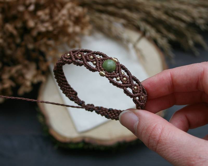 Makramee Armband Mit Grünem Jade Edelstein Und Messingperlen | Hippie Festival Schmuck von JanameeJewelry