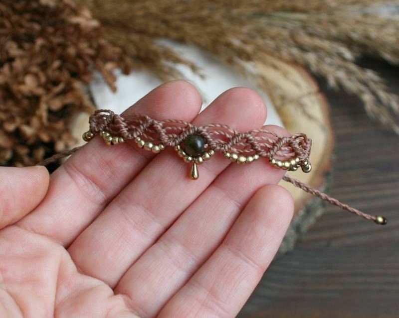 Makramee Armband Mit Labradorit Edelstein Messingperlen Und Messinganhänger | Hippie Festival Schmuck von JanameeJewelry
