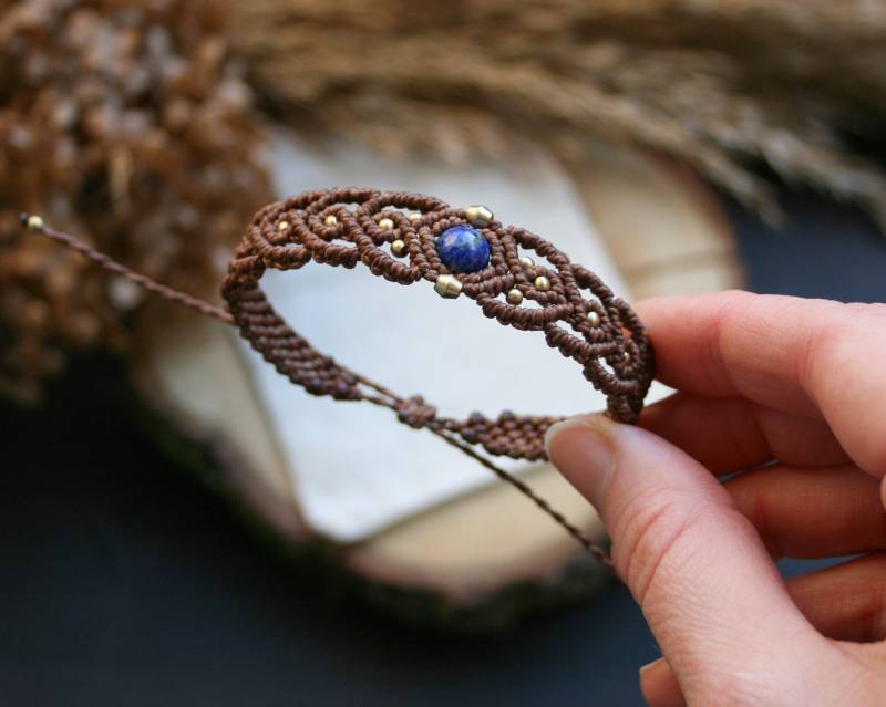 Makramee Armband Mit Lapislazuli Edelstein Und Messingperlen | Hippie Festival Schmuck von JanameeJewelry