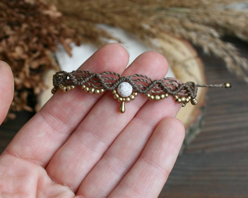 Makramee Armband Mit Magnesit Edelstein Messingperlen Und Messinganhänger | Hippie Festival Schmuck von JanameeJewelry