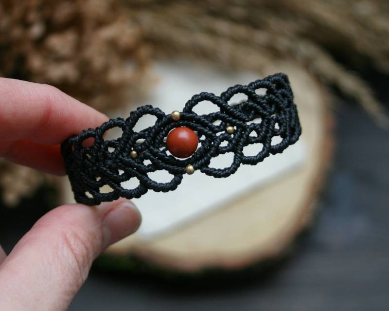 Makramee Armband Mit Rotem Jaspis Edelstein Und Messingperlen | Hippie Festival Schmuck von JanameeJewelry