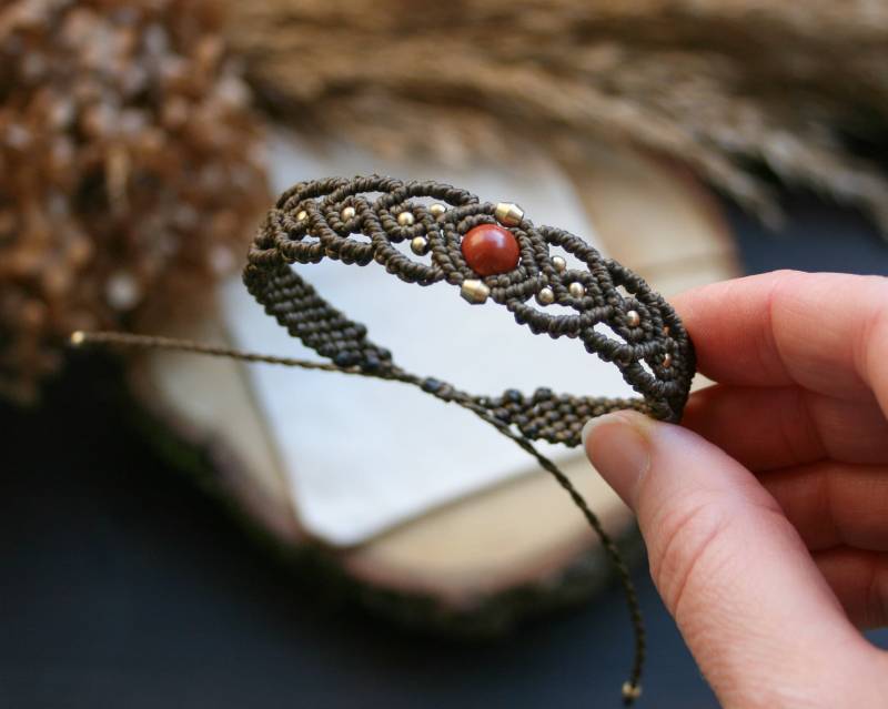 Makramee Armband Mit Rotem Jaspis Edelstein Und Messingperlen | Hippie Festival Schmuck von JanameeJewelry