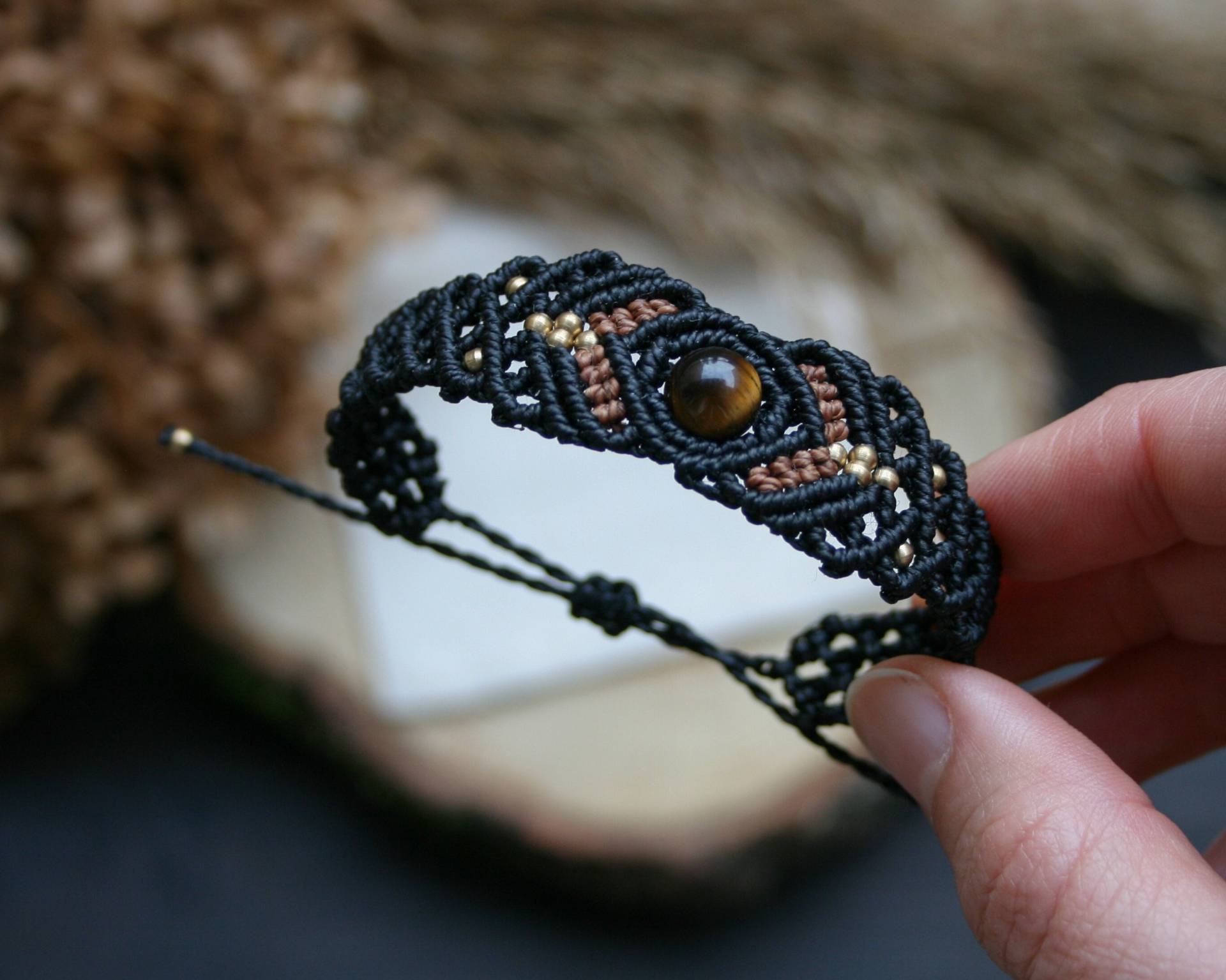 Makramee Armband Mit Tigerauge Edelstein Und Messingperlen, Zweifarbig | Hippie Festival Schmuck von JanameeJewelry