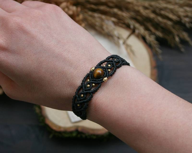 Makramee Armband Mit Tigerauge Edelstein Und Messingperlen | Hippie Festival Schmuck von JanameeJewelry