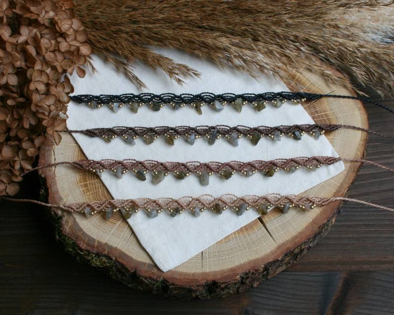 Makramee Fußkettchen Mit Labradorit Edelstein Splittern Und Messingperlen, Fußbändchen Fußband | Hippie Festival Schmuck von JanameeJewelry
