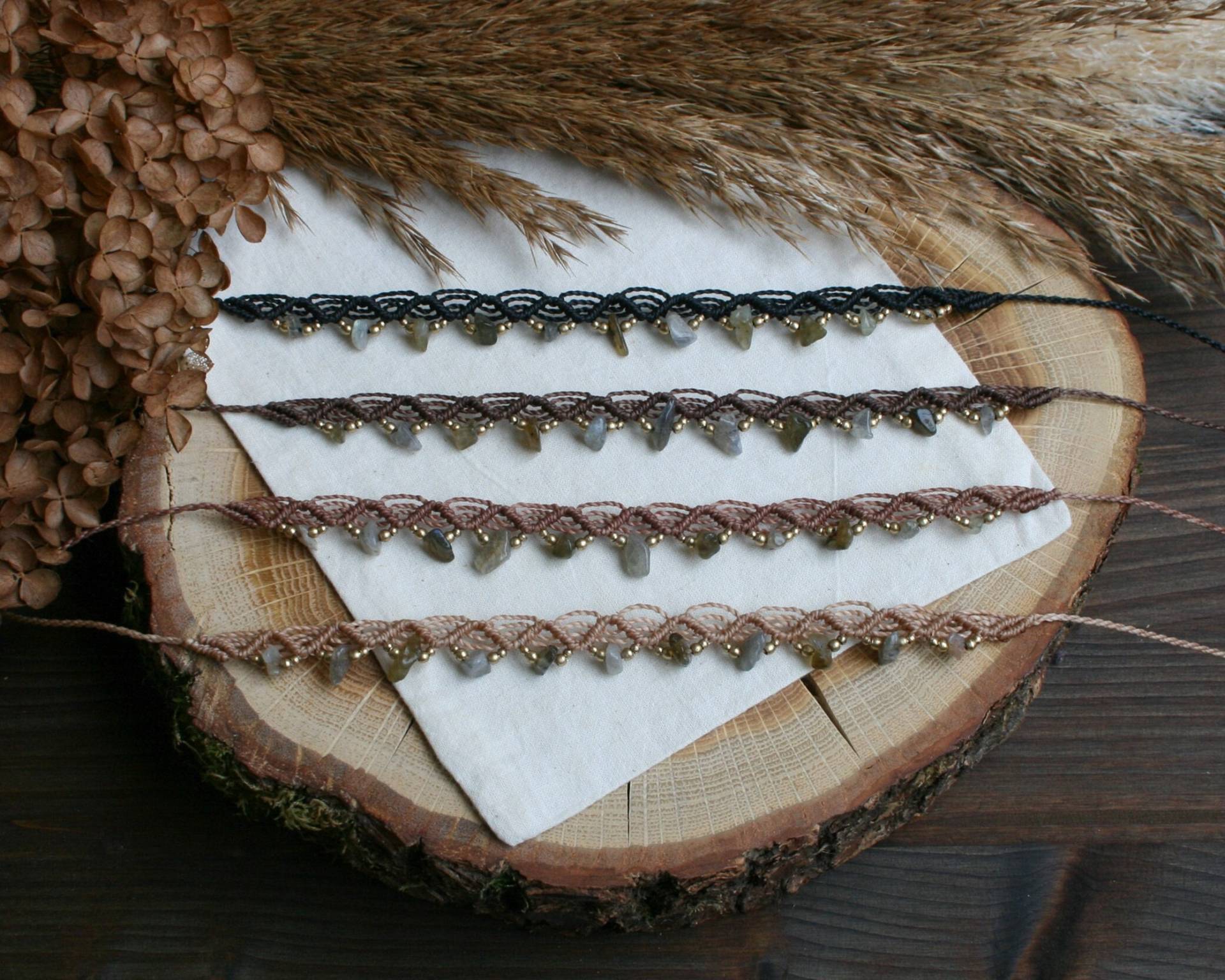 Makramee Fußkettchen Mit Labradorit Edelstein Splittern Und Messingperlen, Fußbändchen Fußband | Hippie Festival Schmuck von JanameeJewelry