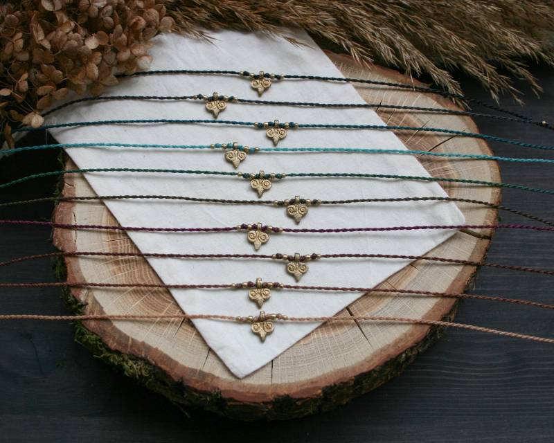 Makramee Fußkettchen Mit Messinganhänger Und Messingperlen, Fußbändchen Fußband | Hippie Festival Schmuck von JanameeJewelry