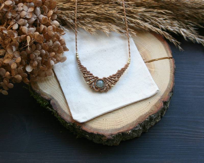 Makramee Halskette Mit Labradorit Edelstein Und Messingperlen, Collier, Kette | Hippie Festival Schmuck von JanameeJewelry
