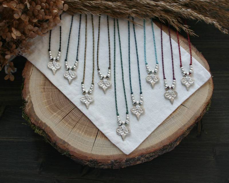 Makramee Kette Mit Anhänger Und Perlen Aus Neusilber | Hippie Festival Schmuck Makramee Kette Mit Anhänger Und Perlen Aus Neusilber | Hippie Festival Schmuck von JanameeJewelry