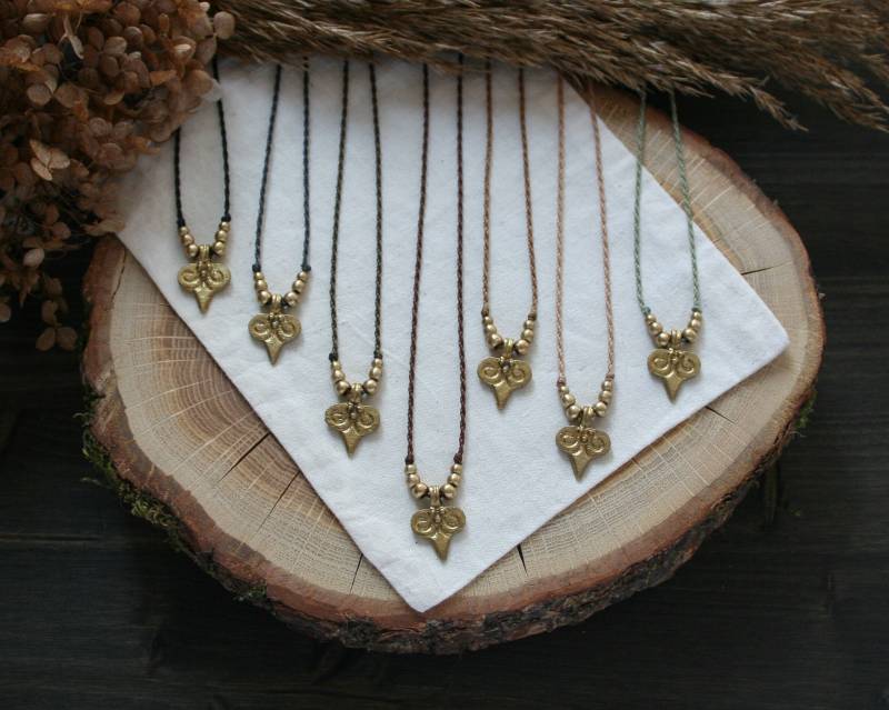 Makramee Kette Mit Messinganhänger Pfeilspitze Und Messingperlen, Halskette | Hippie Festival Schmuck Makramee Kette Mit Messinganhänger Pfeilspitze Und Messingperlen, Halskette | Hippie Festival Schmuck von JanameeJewelry