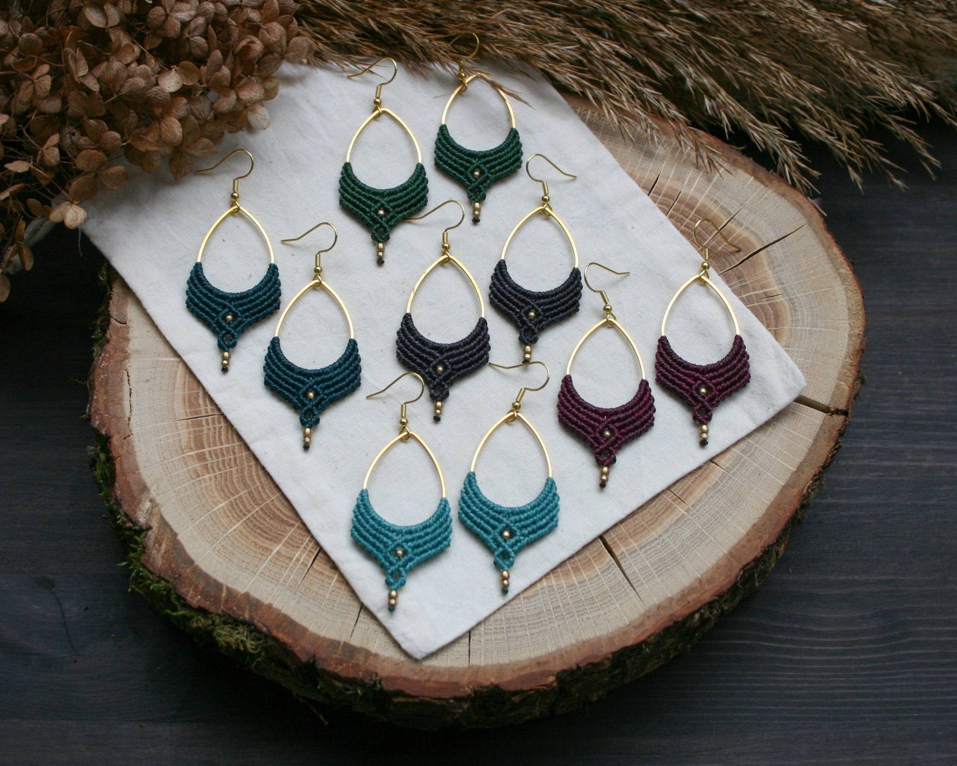 Makramee Ohrringe in Verschiedenen Farben Mit Messingperlen, Hängeohrringe | Festival Hippie Schmuck von JanameeJewelry