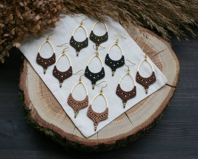 Makramee Ohrringe in Verschiedenen Farben Mit Messingperlen, Hängeohrringe | Festival Hippie Schmuck von JanameeJewelry