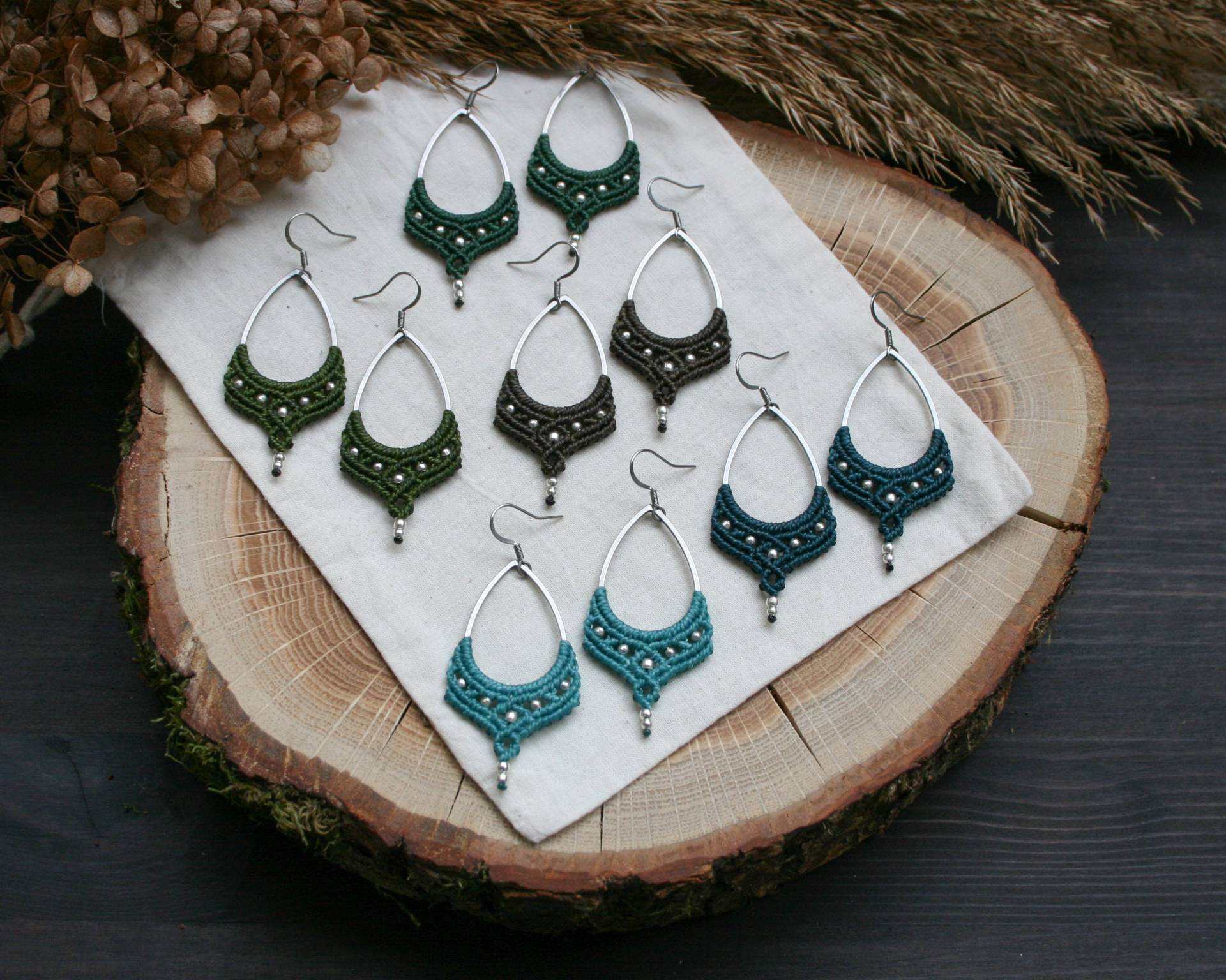 Makramee Ohrringe in Verschiedenen Farben Mit Perlen Aus Neusilber Und Edelstahl Ohrhaken, Hängeohrringe | Festival Hippie Schmuck von JanameeJewelry