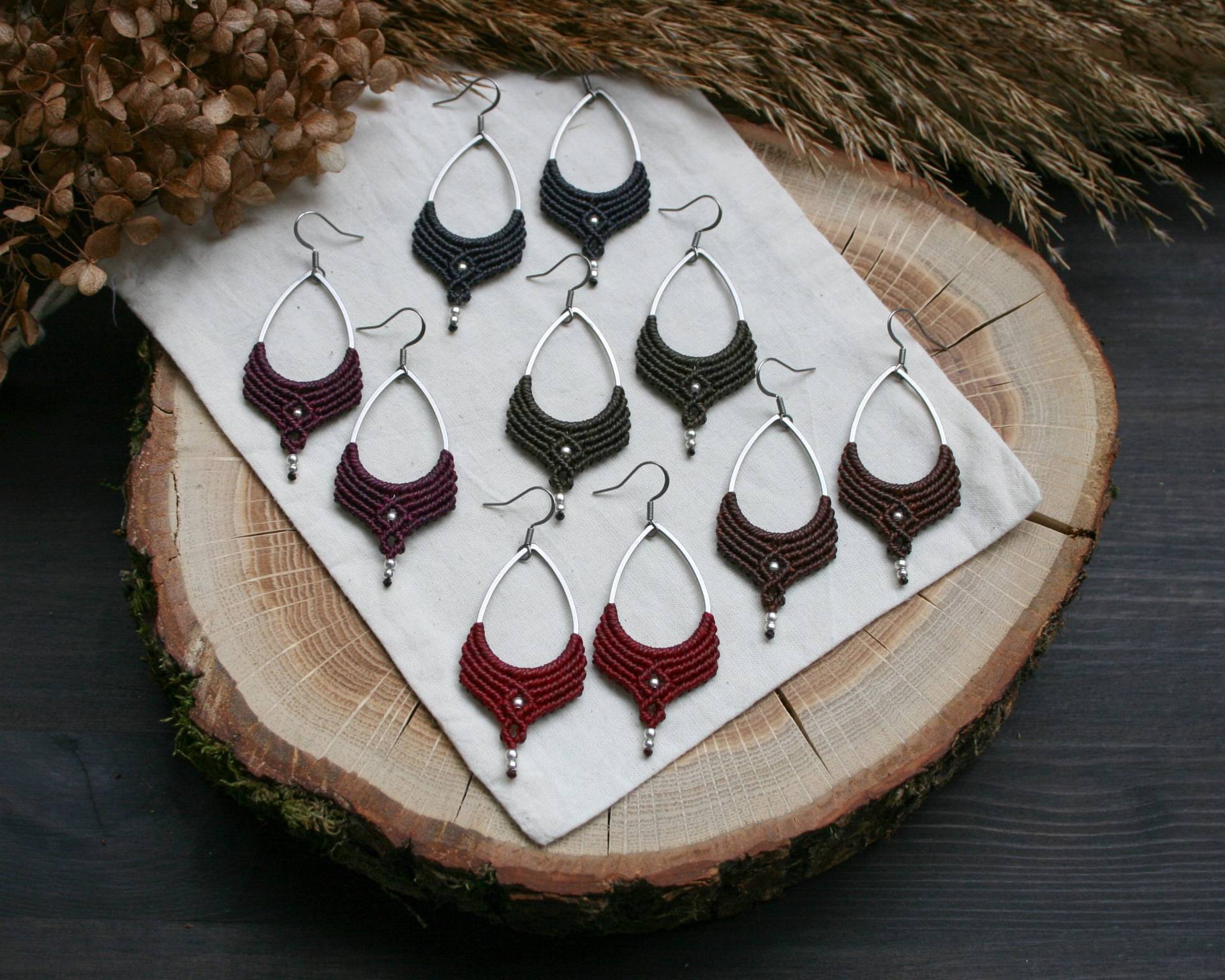 Makramee Ohrringe in Verschiedenen Farben Mit Perlen Aus Neusilber Und Edelstahl Ohrhaken, Hängeohrringe | Festival Hippie Schmuck von JanameeJewelry