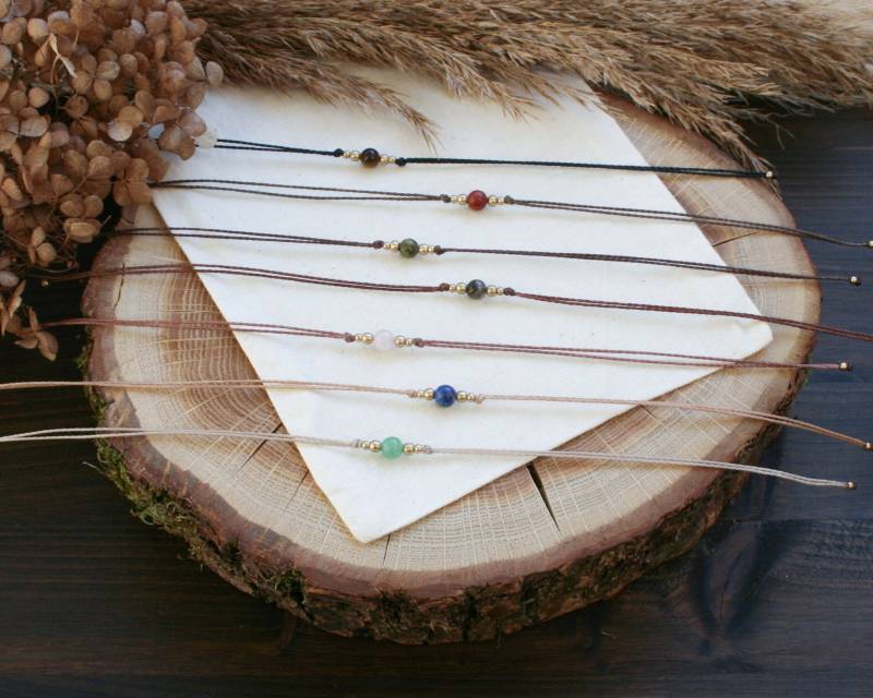 Schlichtes Makramee Armband Mit Edelstein Und Messingperlen | Labradorit Tigerauge Lapislazuli Rosenquarz Aventurin Jaspis Unakit Schlichtes Makramee Armband Mit Edelstein Und Messingperlen | Labradorit Tigerauge Lapislazuli Rosenquarz Aventurin Jaspis Unakit von JanameeJewelry
