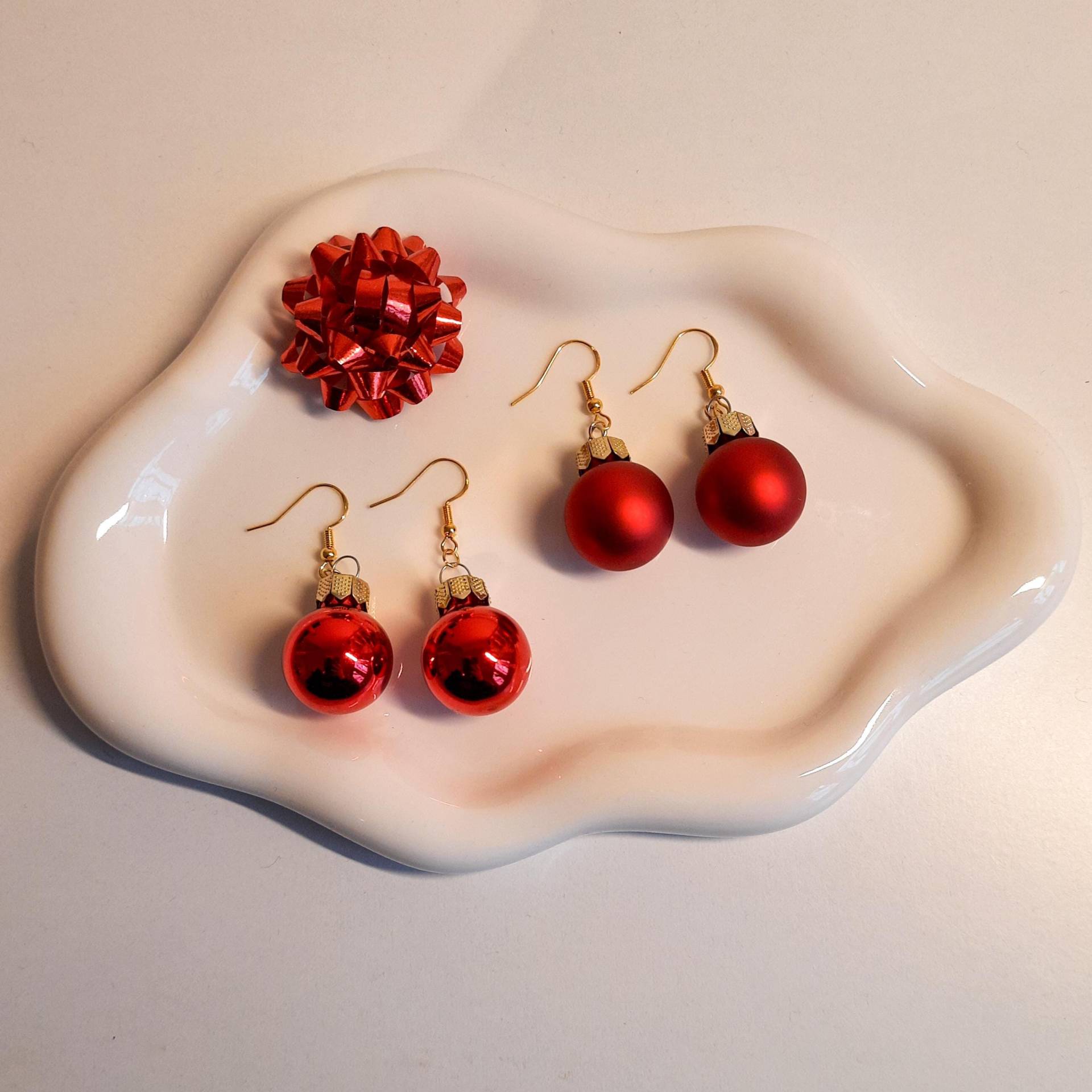 Christbaumkugel Ohrringe I Weihnachten Handgemachter Schmuck Geschenk Für Sie Christmas Weihnachtskugel Rot Matt Glänzend von JanasJewelryDesign