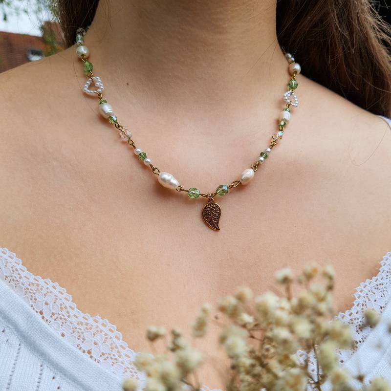 Perlen Halskette Mit Süßwasserperlen I Draht Grüne Glasschliffperlen Goldfarbener Blatt Anhänger Wire Wrapped Fairycore Geschenk Perlen Halskette Mit Süßwasserperlen I Draht Grüne Glasschliffperlen Goldfarbener Blatt Anhänger Wire Wrapped Fairycore Geschenk von JanasJewelryDesign