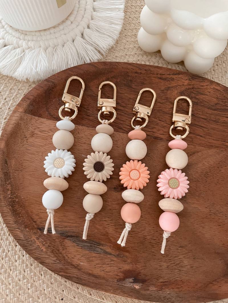 Handgemachter Schlüsselanhänger Blume | Daisy Silikonperle Geschenkidee von JanasKnotenkunst