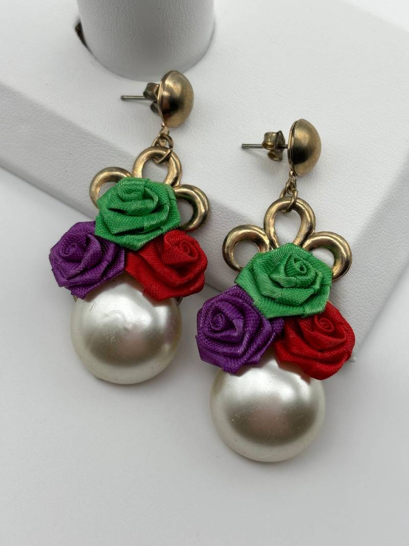 80Er Jahre Vintage Ohrhänger Mit Rosen Und Kunstperlen 80Er Jahre Vintage Ohrhänger Mit Rosen Und Kunstperlen von JaneDreamsOfVintage