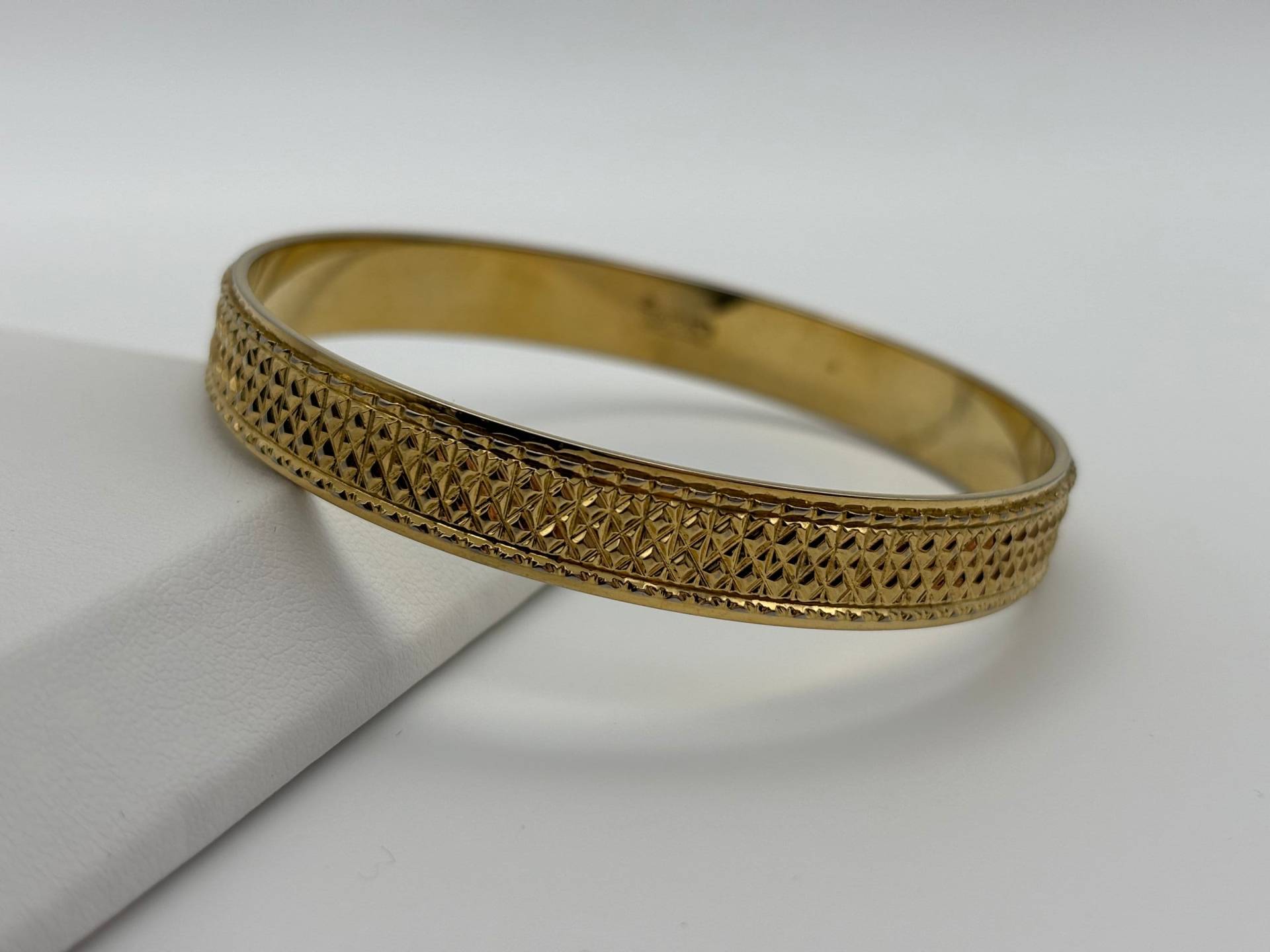 Trifari, Vergoldeter Vintage-Armreif Aus Den 70Er Jahren Mit Diamantätzung Trifari, Vergoldeter Vintage-Armreif Aus Den 70Er Jahren Mit Diamantätzung von JaneDreamsOfVintage
