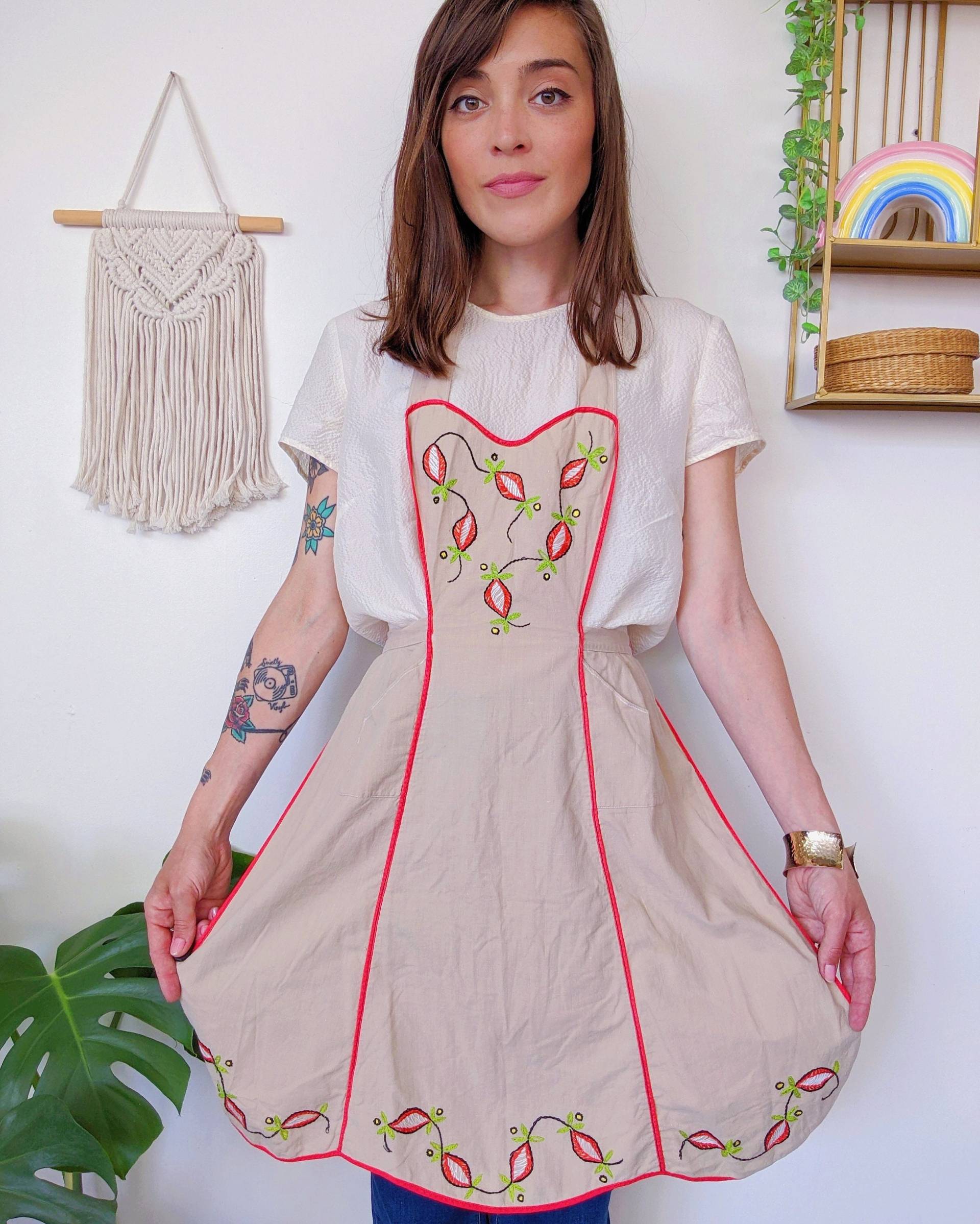 Jahrgang 1970 | Beige Küchenschürze, Bestickt Mit Handgefertigten Blumenmustern in Orange Und Grün von JaneEtSergeVintage