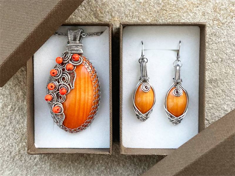 Holz Schmuck Set Orange Anhänger Wire Wrap Ohrringe Howlith Mineralperlen Handmade Naturholz Edelstahl von JaneFisherMinerals