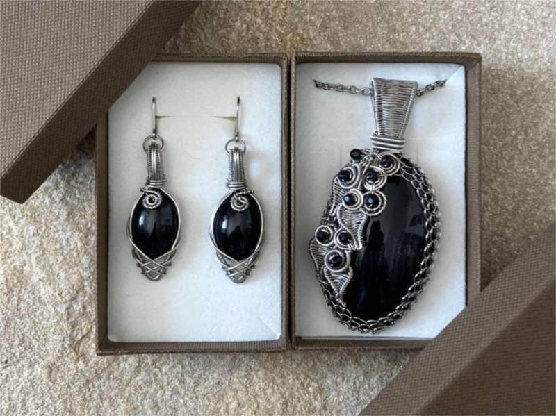Holz Schmuck Set Schwarz Anhänger Wire Wrap Ohrringe Glasschliffperlen Handgemachte Natur Fichtenholz Edelstahl von JaneFisherMinerals