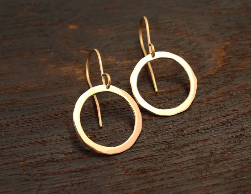 14K Solid Gold Creolen Gehämmerte Dangle Creolen von JaneFullerDesigns