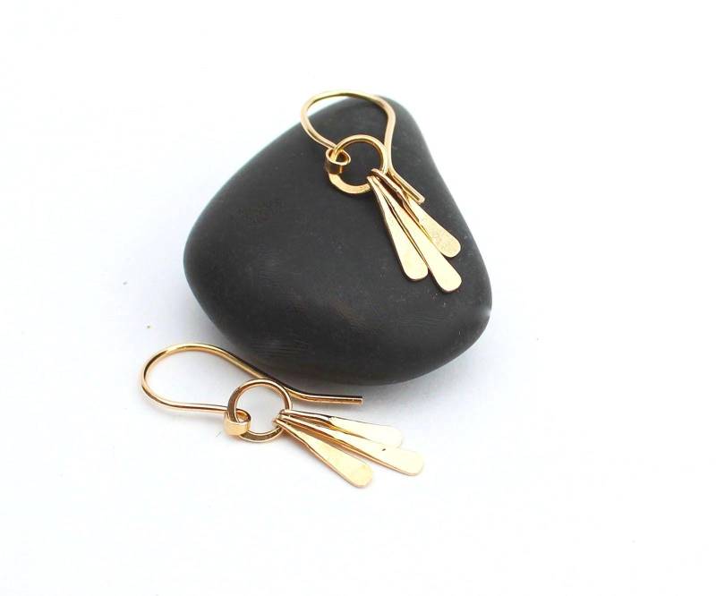 14K Solid Gold Ohrringe Gehämmerte Goldbarren Tropfen 14K Solid Gold Ohrringe Gehämmerte Goldbarren Tropfen von JaneFullerDesigns