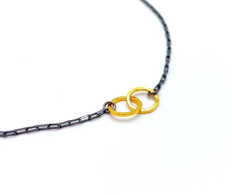 24K Gold Interlocking Circles Halskette Oxidierte Sterling Silber Kette 24K Gold Interlocking Circles Halskette Oxidierte Sterling Silber Kette von JaneFullerDesigns