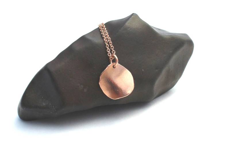 Gehämmerte 14K Rose Gold Disc Anhänger Halskette von JaneFullerDesigns