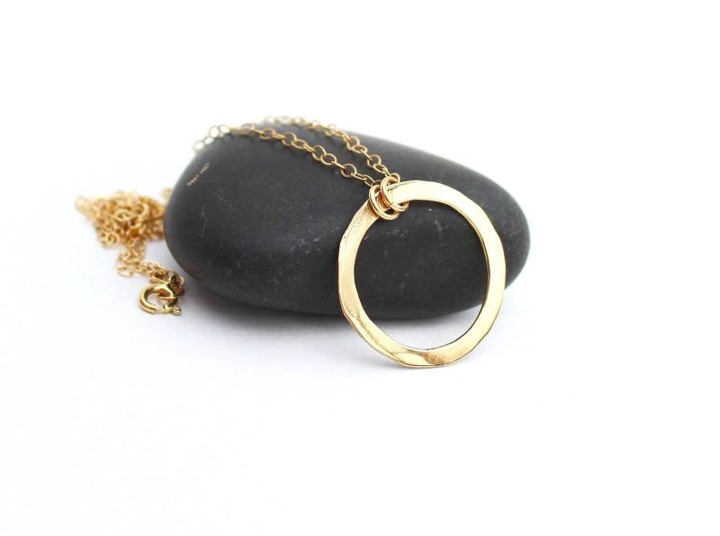 Handgemachte 585 Gold Kreis Halskette Gehämmerter Offener Hoop Anhänger Handgemachte 585 Gold Kreis Halskette Gehämmerter Offener Hoop Anhänger von JaneFullerDesigns