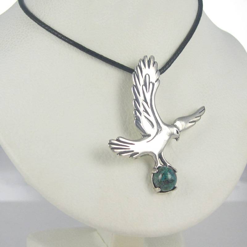 Ein Falke Anhänger Mit Edelstein von JaneIrisDesigns