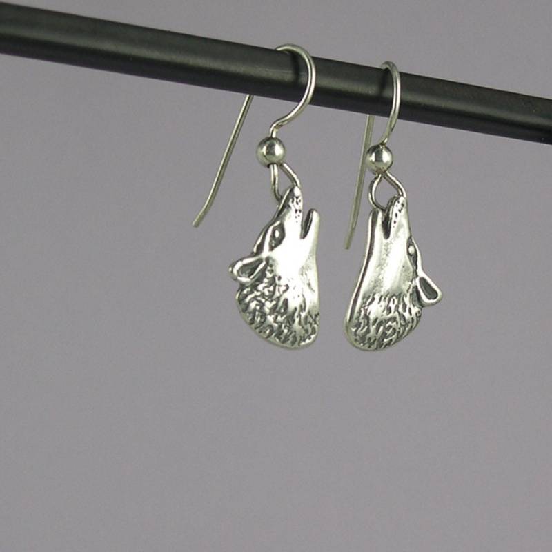 Heulender Wolf Ohrringe von JaneIrisDesigns