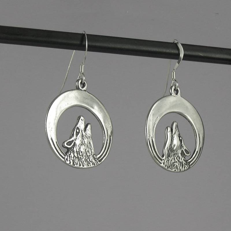 Heulender Wolf Ohrringe von JaneIrisDesigns