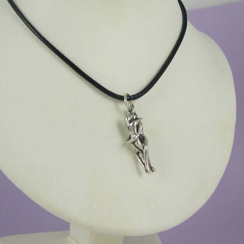 Mann & Frau Umarmung Puzzle Anhänger von JaneIrisDesigns