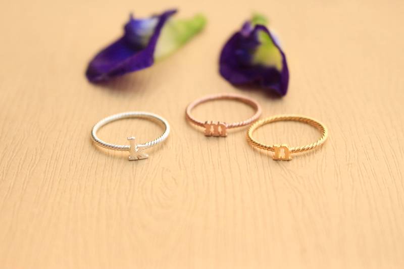 Personalisierter Anfangsring - Dünner Brautjungfer Schmuck Stapeln Valentinstag von JaneJewelryStore