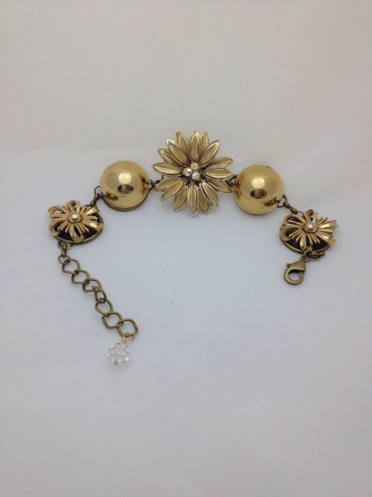 Goldfarbener Vintage Ohrschmuck Armschmuck von JaneJosephVintage