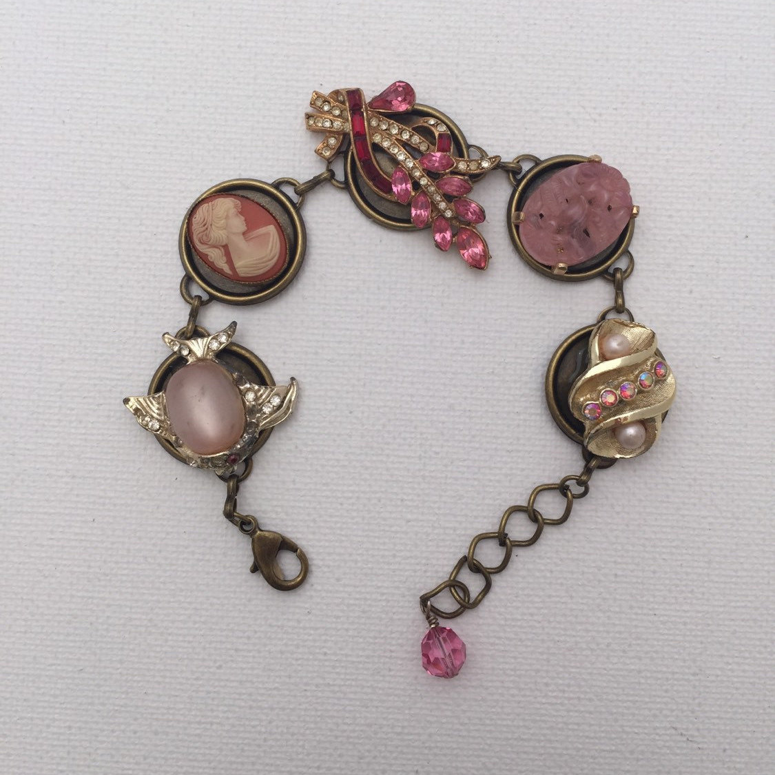 Rosa, Goldfarbenes Vintage-Ohrring-Armband von JaneJosephVintage