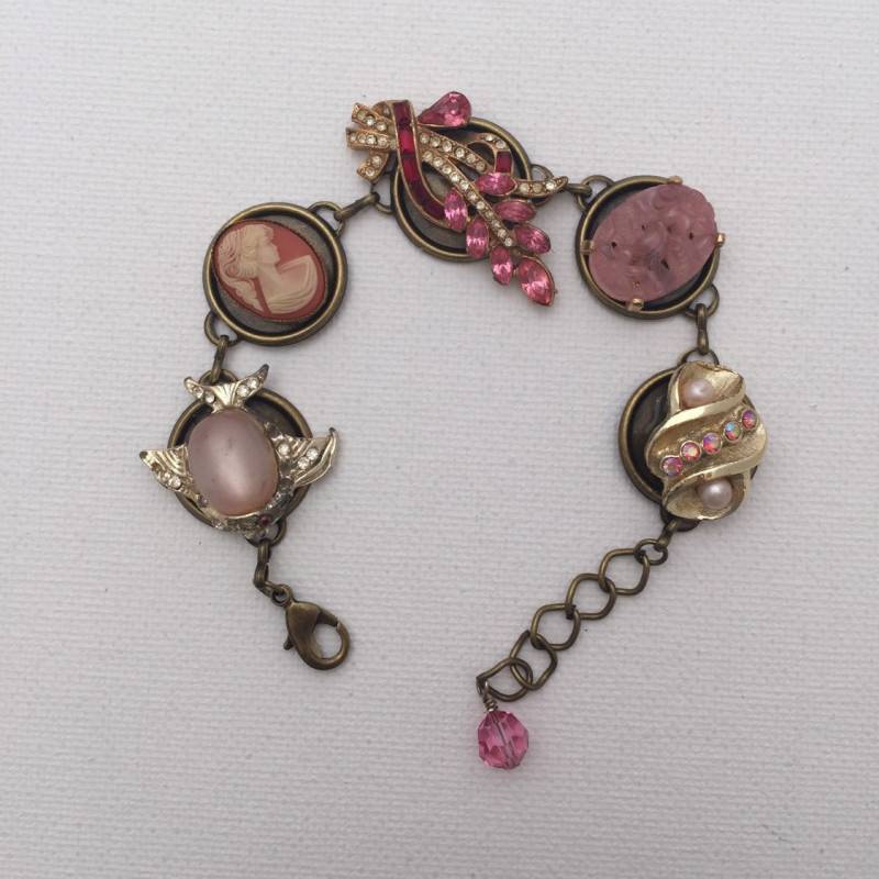 Rosa, Goldfarbenes Vintage-Ohrring-Armband Rosa, Goldfarbenes Vintage-Ohrring-Armband von JaneJosephVintage