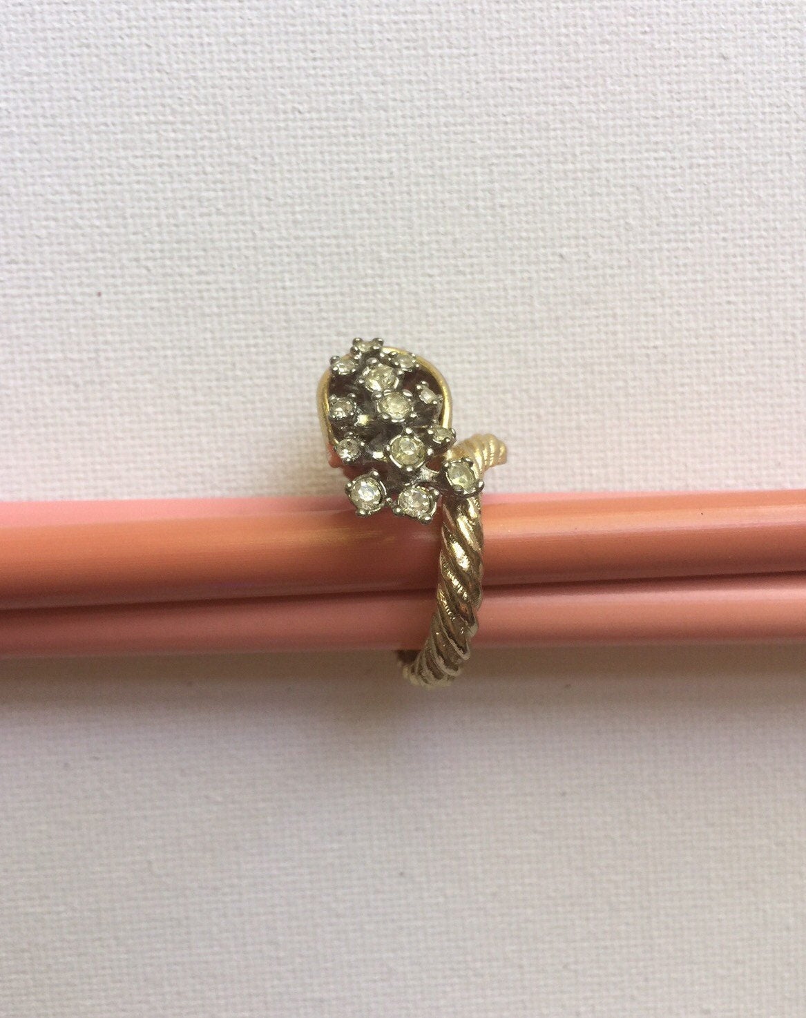 Vintage Goldene Und Faux Diamanten Strass Ring Verstellbar von JaneJosephVintage