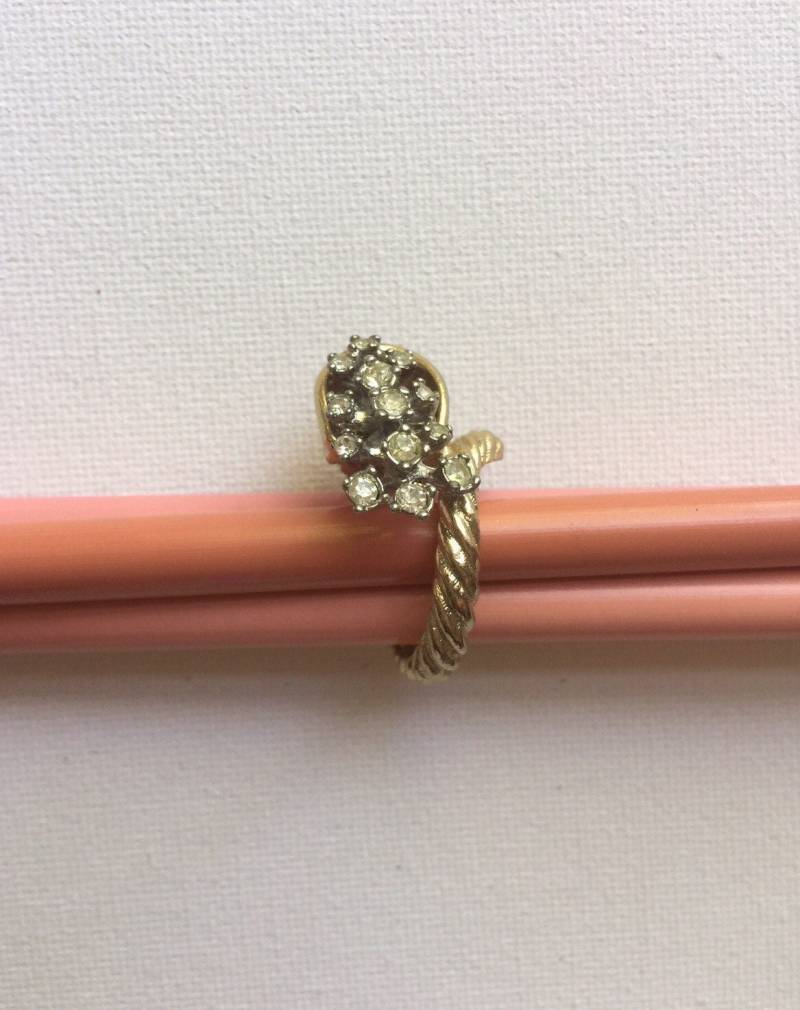 Vintage Goldene Und Faux Diamanten Strass Ring Verstellbar Vintage Goldene Und Faux Diamanten Strass Ring Verstellbar von JaneJosephVintage